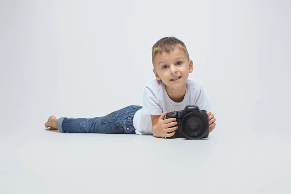 Roztomilý Chlapec Pózování Kamerou Studiu Bílém Pozadí — Stock fotografie