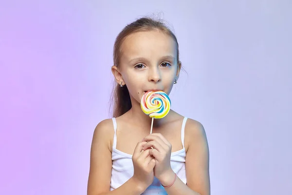 Une Petite Fille Tient Gros Bonbon Dans Ses Mains — Photo