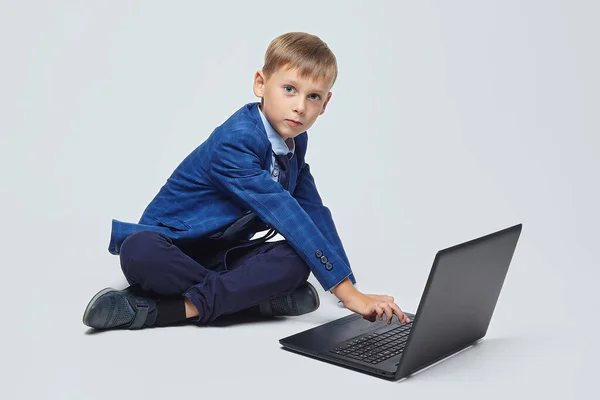 Okuldaki Yakışıklı Sarışın Çocuk Dizüstü Bilgisayarın Önünde Oturuyor — Stok fotoğraf