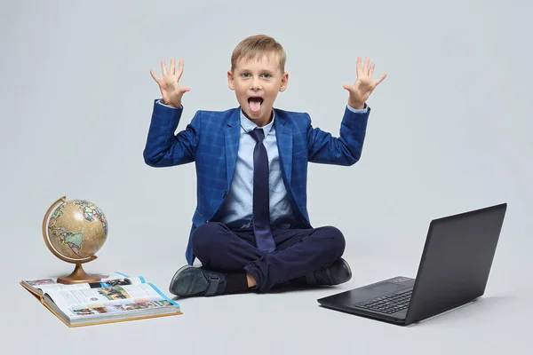 Okul Takımlı Sarışın Çocuk Dizüstü Bilgisayarın Kürenin Kitabın Önünde Oturuyor — Stok fotoğraf