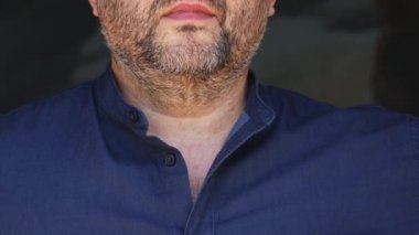 Bir adam temiz hava almak için balkon kapısını açar.
