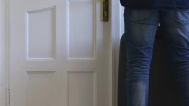 Bir adam uzun bir karantinadan sonra seyahat eder.