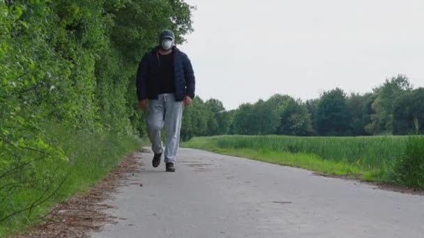 Mann Geht Allein Und Hält Sich Die Regeln Der Entfernung — Stockvideo