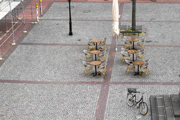 Kafedeki masalar sosyal mesafeye dayanıyor.