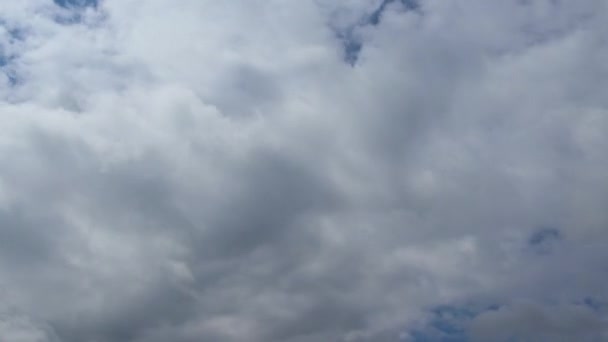 Des nuages blancs volent à travers le ciel bleu 