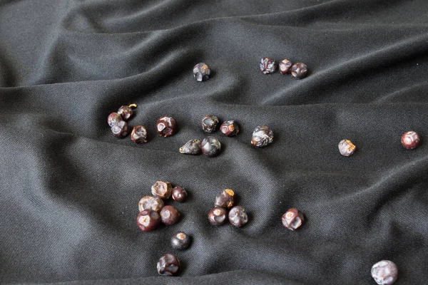 Kara madde üzerine kara dut