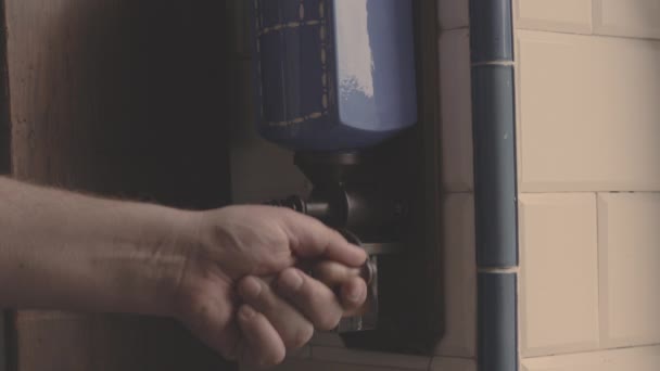 人間の手紆余曲折のハンドルの古いヴィンテージコーヒーグラインダー — ストック動画