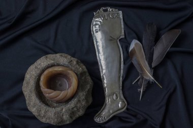 Okültizm sembolik nesneler, insan figürleri, kuş tüyleri, mum