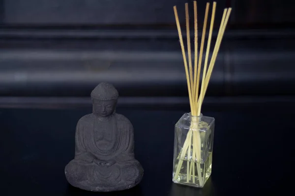 Sakinliği, bilgeliği, sağlığı simgeleyen bir figür.