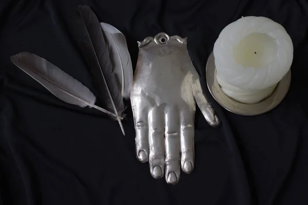 Okültizm sembolik nesneler, insan figürleri, kuş tüyleri, mum