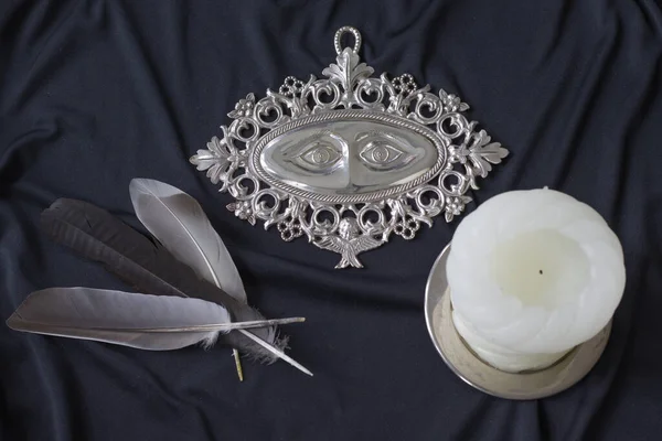 Okültizm sembolik nesneler, insan figürleri, kuş tüyleri, mum