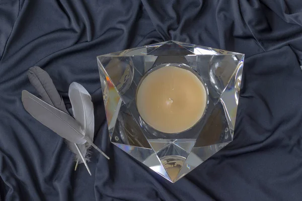 Okültizm sembolik nesneler, insan figürleri, kuş tüyleri, mum