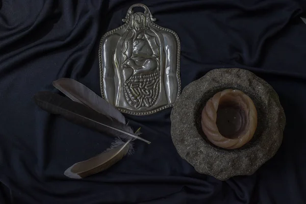 Okültizm sembolik nesneler, insan figürleri, kuş tüyleri, mum