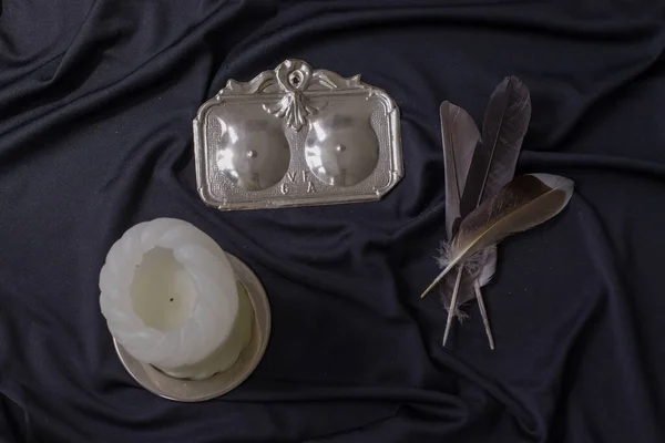 Okültizm sembolik nesneler, insan figürleri, kuş tüyleri, mum