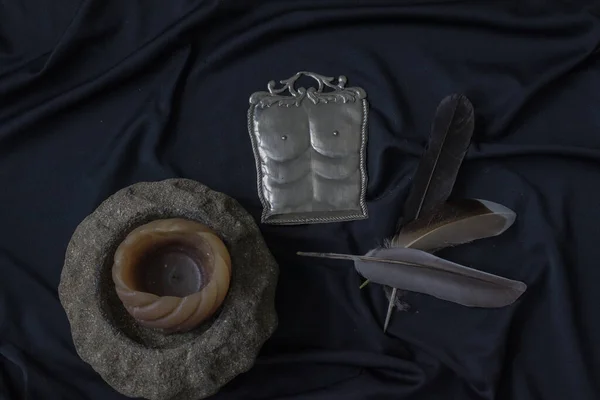 Okültizm sembolik nesneler, insan figürleri, kuş tüyleri, mum