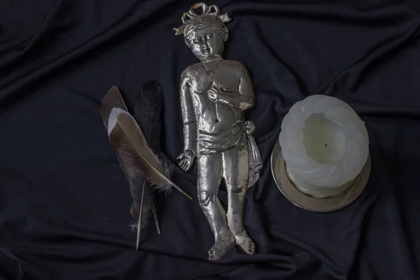 Okültizm sembolik nesneler, insan figürü, kuş tüyü, mum