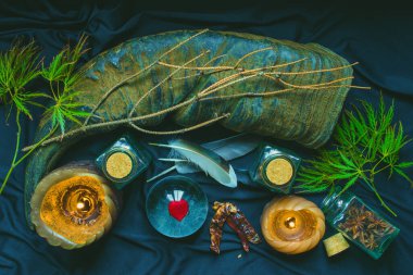 Sihirli nesneler siyah madde, okült izoterik konsept üzerine yatar.