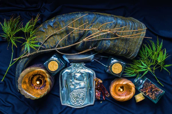 Sihirli nesneler siyah madde, okült izoterik konsept üzerine yatar.