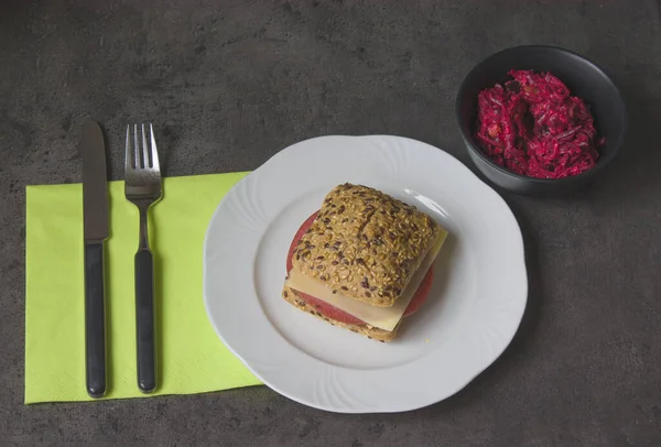 Hamburger ve pancar salatası, akşam yemeği.