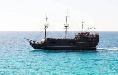 Büyük güzel gemi denizde, Kıbrıs