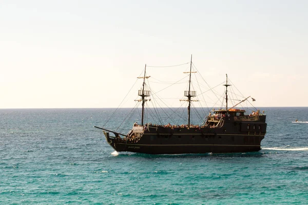 Grote prachtige schip in de zee, Cyprus — Stockfoto