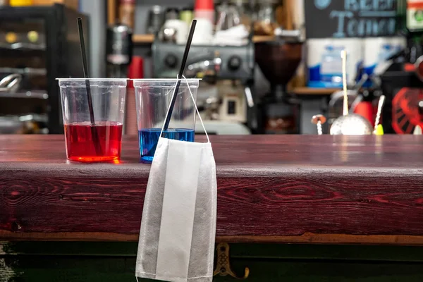 Barda Iki Plastik Bardak Bir Tıbbi Maske Var — Stok fotoğraf