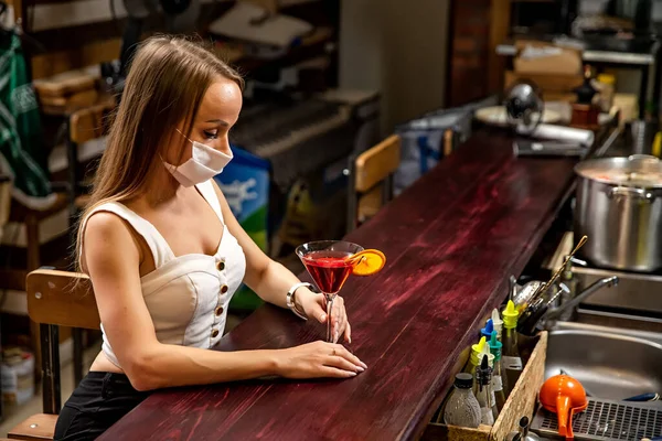 Maskeli Kızlar Kokteyl Içer Tıbbi Maskeli Kız Bir Barda Dinleniyor — Stok fotoğraf