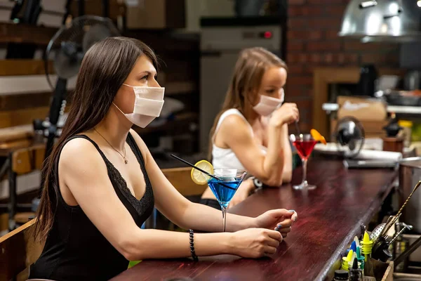 Raparigas Com Máscaras Médicas Conversar Num Pub Raparigas Mascaradas Estão Imagem De Stock