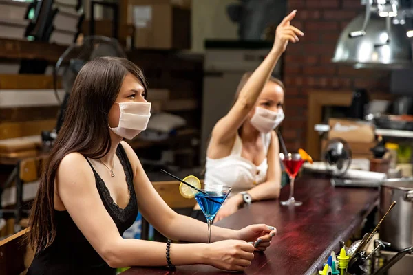 Raparigas Com Máscaras Médicas Conversar Num Pub Raparigas Mascaradas Estão Imagem De Stock