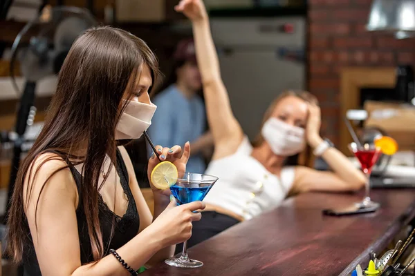 Raparigas Com Máscaras Médicas Conversar Num Pub Raparigas Mascaradas Estão Fotografia De Stock
