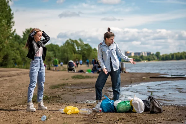 Girls Trash Beach Girls Collect Garbage Beach Environmental Concern — Stock Photo, Image