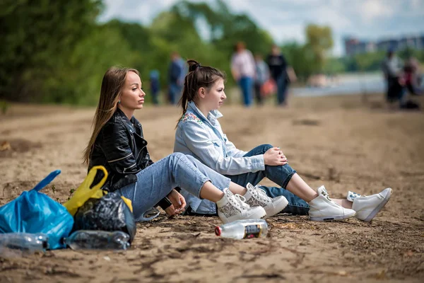 Girls Trash Beach Girls Collect Garbage Beach Environmental Concern — Stock Photo, Image