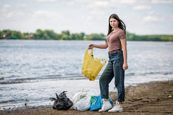 Girl Collects Trash Beach Girl Cleans Beach Garbage — Stock Photo, Image