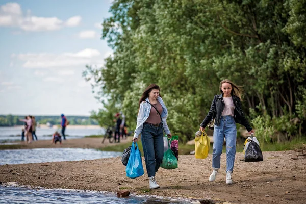 Girls Trash Beach Girls Collect Garbage Beach Environmental Concern — Stock Photo, Image