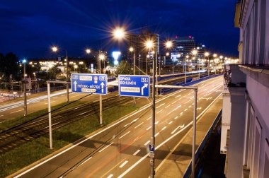 Çek Cumhuriyeti, Ostrava 'da gece manzarası. Işıklar ve yol, modern mimari.