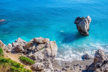 Girit adasındaki Preveli sahilinde temiz su, Yunanistan, Avrupa. Denizde taş kalp şeklinde, dalgalar ve kayalar var.. 