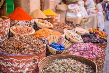 Fas çarşısında baharatlar, market. Renkli biber, zerdeçal, safran. Marakeş, Fas 'ta geleneksel pazar. 