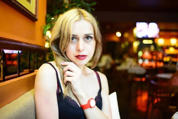 Европейская Блондинка Элегантной Голубой Одежде Сидит Кафе Коктейлем — стоковое фото