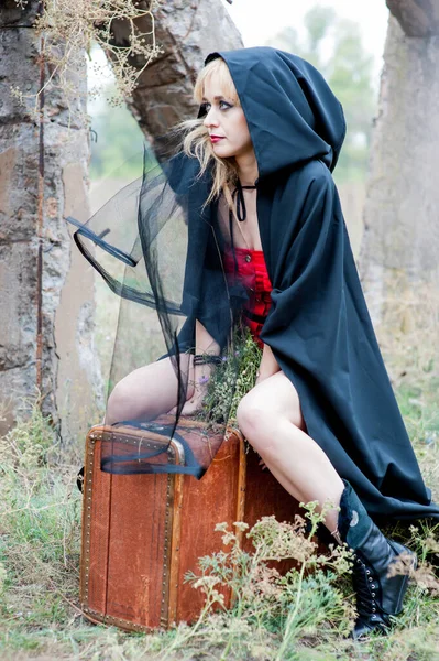 Mystérieuse Femme Blonde Sexy Dans Une Robe Rouge Manteau Noir — Photo