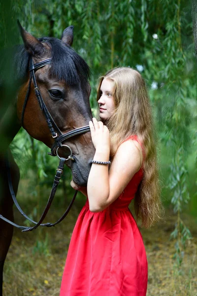 Dem frau auf reitet pferd nackt