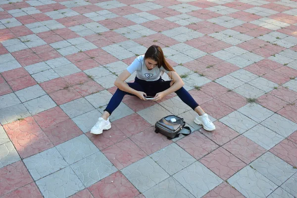 Jovem Jovem Hipster Alegre Fresco Sentado Estrada Campo Vestindo Roupas — Fotografia de Stock