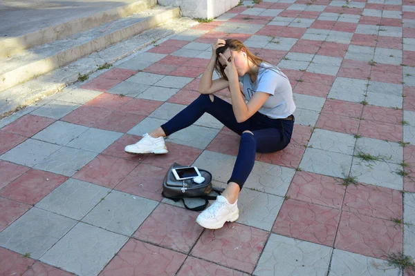 Jovem Jovem Hipster Alegre Fresco Sentado Estrada Campo Vestindo Roupas — Fotografia de Stock