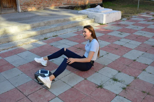 Jovem Jovem Hipster Alegre Fresco Sentado Estrada Campo Vestindo Roupas — Fotografia de Stock