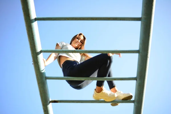 Девушка Поднимается Лестнице Фоне Неба Игровой Площадке — стоковое фото
