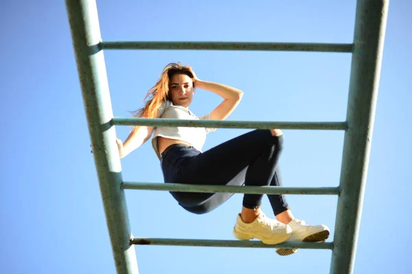 Mädchen Klettert Auf Spielplatz Die Treppe Den Himmel — Stockfoto