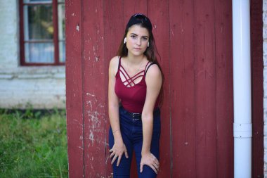 Komik stil seksi gülümseyen güzel hippi kadın model yaz hippi kıyafetleri içinde. Sokakta..