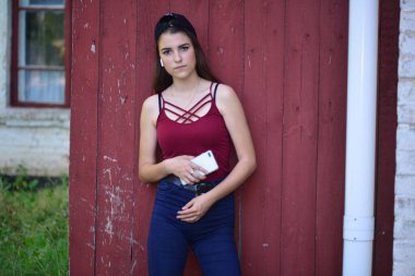 Komik stil seksi gülümseyen güzel hippi kadın model yaz hippi kıyafetleri içinde. Sokakta..