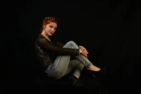 Портрет Красивої Молодої Жінки Елегантним Довгим Червоним Блискучим Волоссям Зачіска — стокове фото