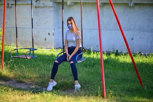 Sorrindo Jovem Modelo Relaxante Jardim Ensolarado Sentado Balanço — Fotografia de Stock