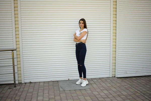 Bella Giovane Donna Che Indossa Jeans Shirt Bianca Piedi Sulla — Foto Stock